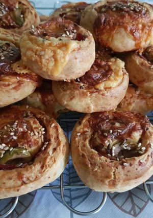 Una foto de Scones enrollados con Lomito, Queso y Aceitunas