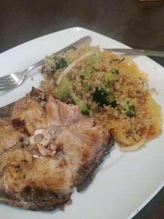 Una foto de Tintorera con quinoa, brócoli etc