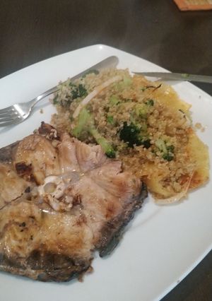 Una foto de Tintorera con quinoa, brócoli etc