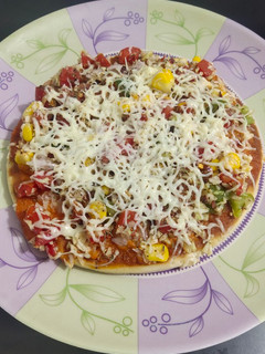 વેજ ચીઝ પીઝા (Veg Cheese Pizza Recipe In Gujarati) રેસીપી મુખ્ય ફોટો