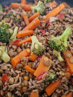 Una foto de Salteado de verduras con lentejas y carne picada de ternera