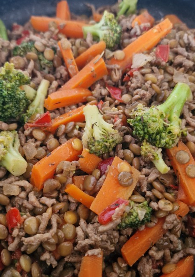 Una foto de Salteado de verduras con lentejas y carne picada de ternera