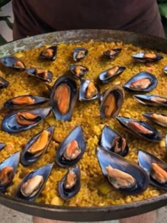 Una foto de Paella de marisco campera