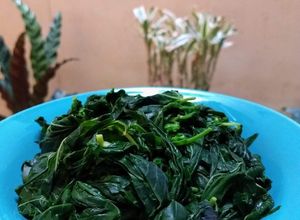 Foto resep Daun Singkong Rebus (Tips agar Empuk & tetap Hijau)
