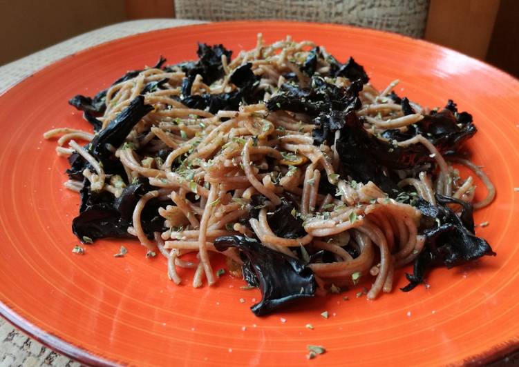 Espaguetis de espelta con trompetas negras