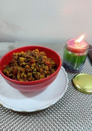 A picture of Cauliflower with green peas and carrot potato.