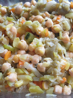 Una foto de Ensalada templada de garbanzos y vegetales