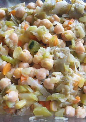Una foto de Ensalada templada de garbanzos y vegetales