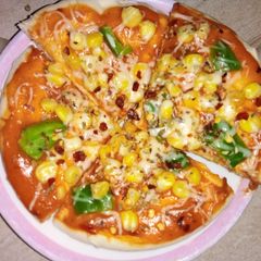 A picture of Corn and capsicum pizza.