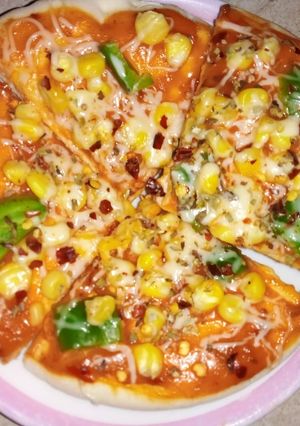 A picture of Corn and capsicum pizza.