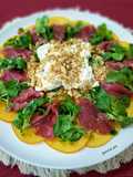 Carpaccio de caqui con jamón ibérico, burrata y frutos secos