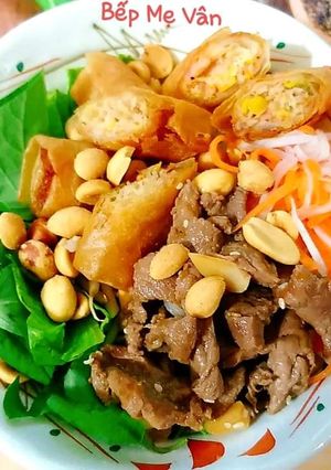 Hình của món Bún chả giò thịt bò xào.