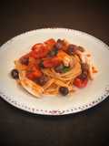 Spaghetti con ali di razza pomodorini e olive taggiasche
