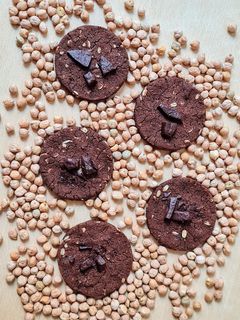Una foto de Cookie-garbanzos veganas, proteicas y saludables, sin azúcar, sin edulcorante, sin harina 🍪