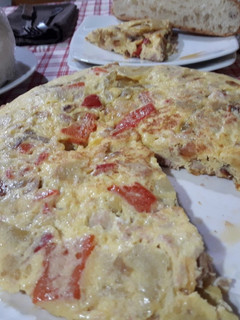 Una foto de Tortilla de patata, atún y pimiento