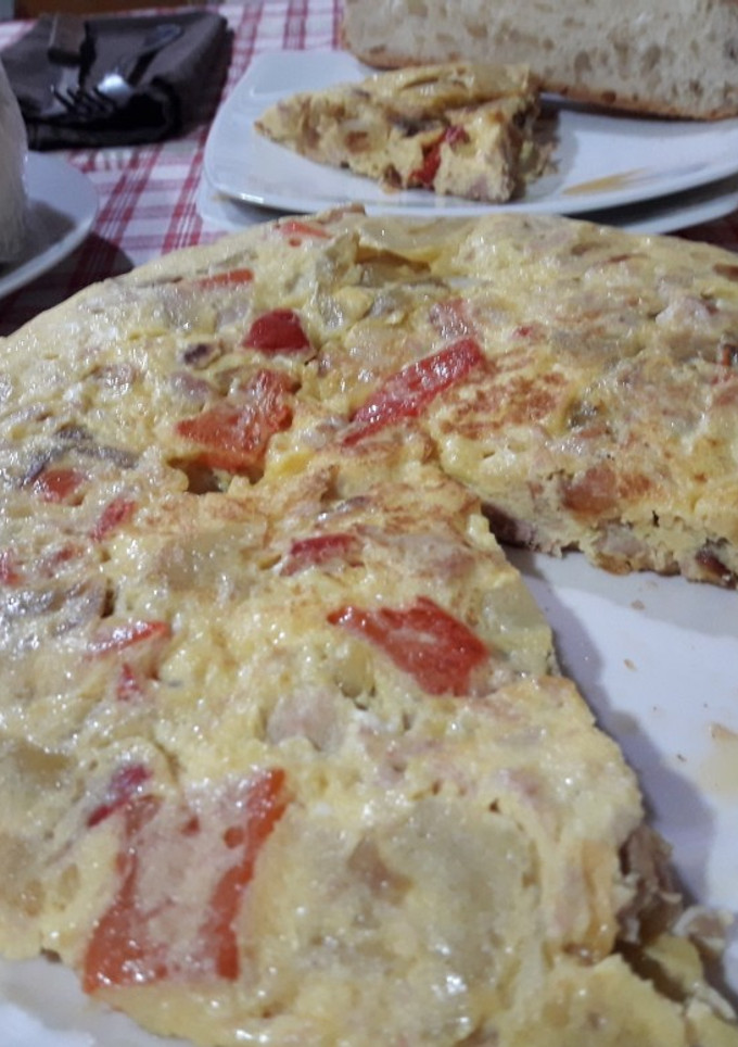 Una foto de Tortilla de patata, atún y pimiento