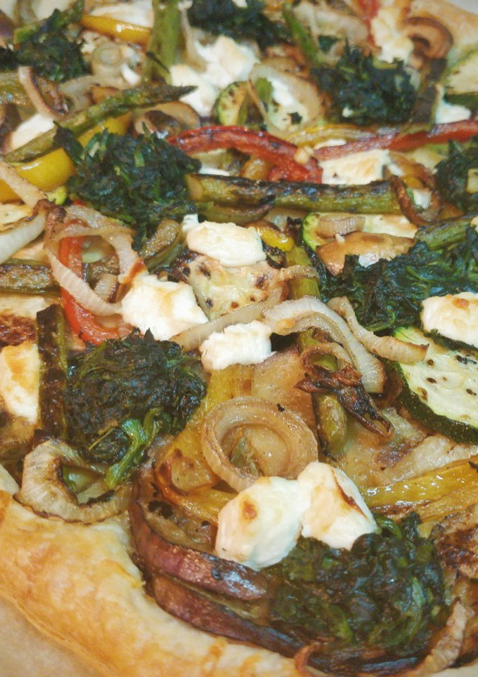 Una foto de Coca de verduras y queso de cabra