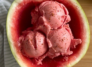 Una foto de Helado de sandía sin azúcar