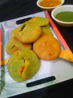 पालक आलू कचौड़ी (palak aloo kachidi recipe in Hindi) रेसिपी मुख्य फोटो