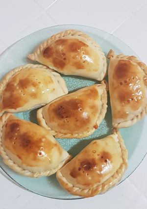 Una foto de Empanadas al horno de jamón, queso y huevo 🥟