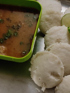 ઈડલી સાંભાર (Idli Sambhar Recipe In Gujarati) રેસીપી મુખ્ય ફોટો