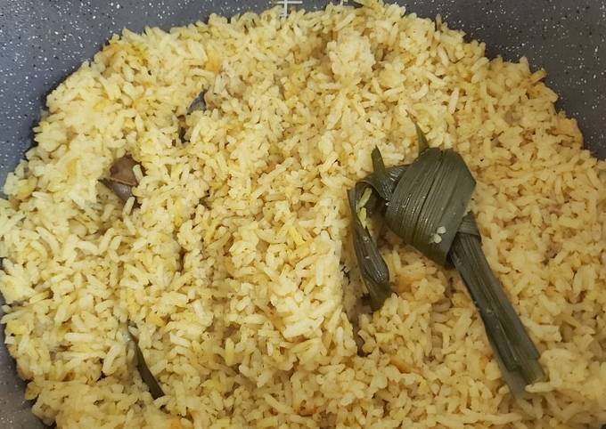 Resep Nasi Kuning Instant Rice Cooker 🍚 Tanpa Santan oleh Vee - Cookpad