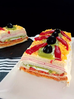 Una foto de Pastel salado con pan de molde