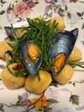 Gnocchi di ceci con cozze e salicornia