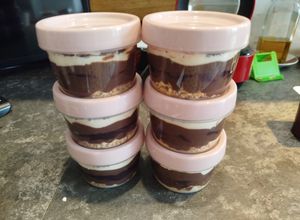 Una foto de Postre frío de chocolate con mermelada de arándanos y galletas rellenas de chocolate