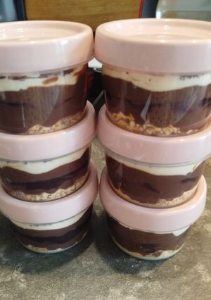 Una foto de Postre frío de chocolate con mermelada de arándanos y galletas rellenas de chocolate