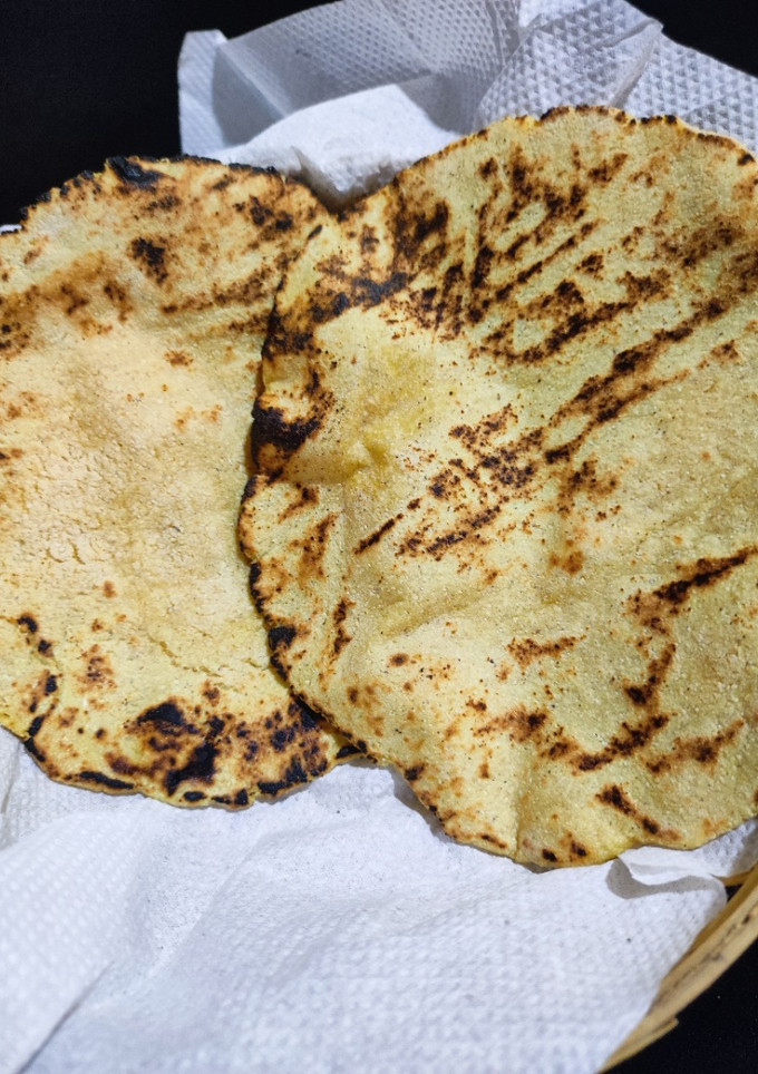 મકાઈ ના રોટલા (Makai Rotla Recipe In Gujarati) રેસીપી મુખ્ય ફોટો