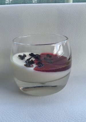 Una foto de Panna Cotta de chocolate blanco con mermelada de frambuesa y aceitunas negras confitadas