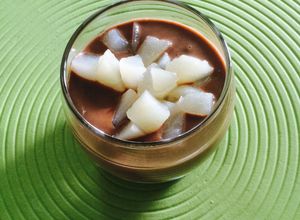 Una foto de Crema chocolate con peras confitadas 