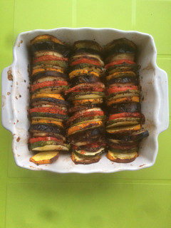Una foto de Tian de verduras de verano