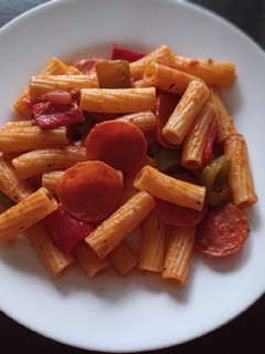Una foto de Tortiglioni e peperoni
