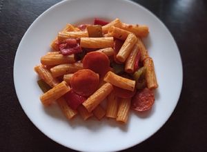 Una foto de Tortiglioni e peperoni