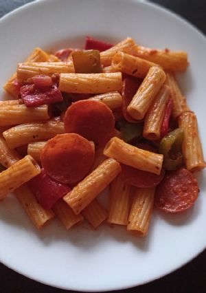 Una foto de Tortiglioni e peperoni
