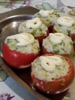 Una foto de Tomates rellenos muy diferentes