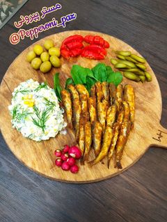 عکسی از دستور ماهی کیلکا با سالاد پیازچه