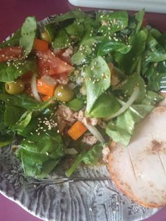 Una foto de Ensalada de espinacas con salsa de soja-miel