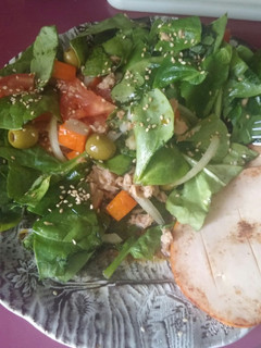 Una foto de Ensalada de espinacas con salsa de soja-miel