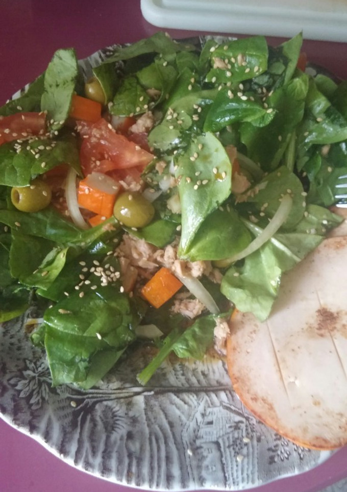 Una foto de Ensalada de espinacas con salsa de soja-miel