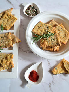 Foto di Creckers con farina di ceci paprika e rosmarino