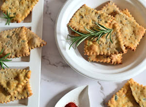 Foto di Creckers con farina di ceci paprika e rosmarino
