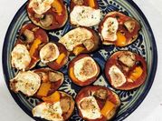 Une photo de champignons aubergine tomate