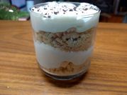 Una foto de vasitos de tiramisu