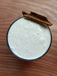 Una foto de Smoothie de manzana, canela y nuez