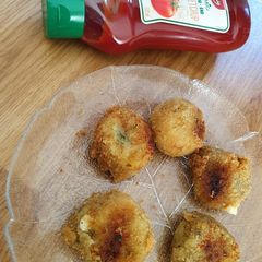 A picture of Cheese potato balls.