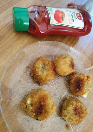A picture of Cheese potato balls.
