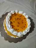 Torta de parchita rellena con sirope de parchita crema pastelera y Chantilly